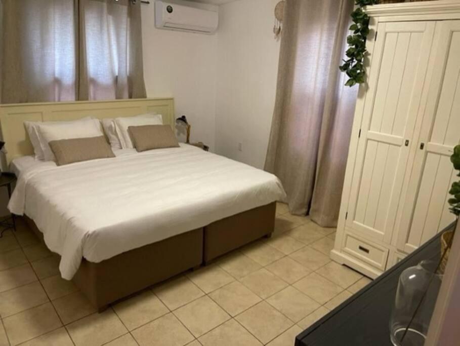 Villa Susanna 3 Bedroom 2 Bathroom House Sleeps 6Plus Willemstad Exterior photo